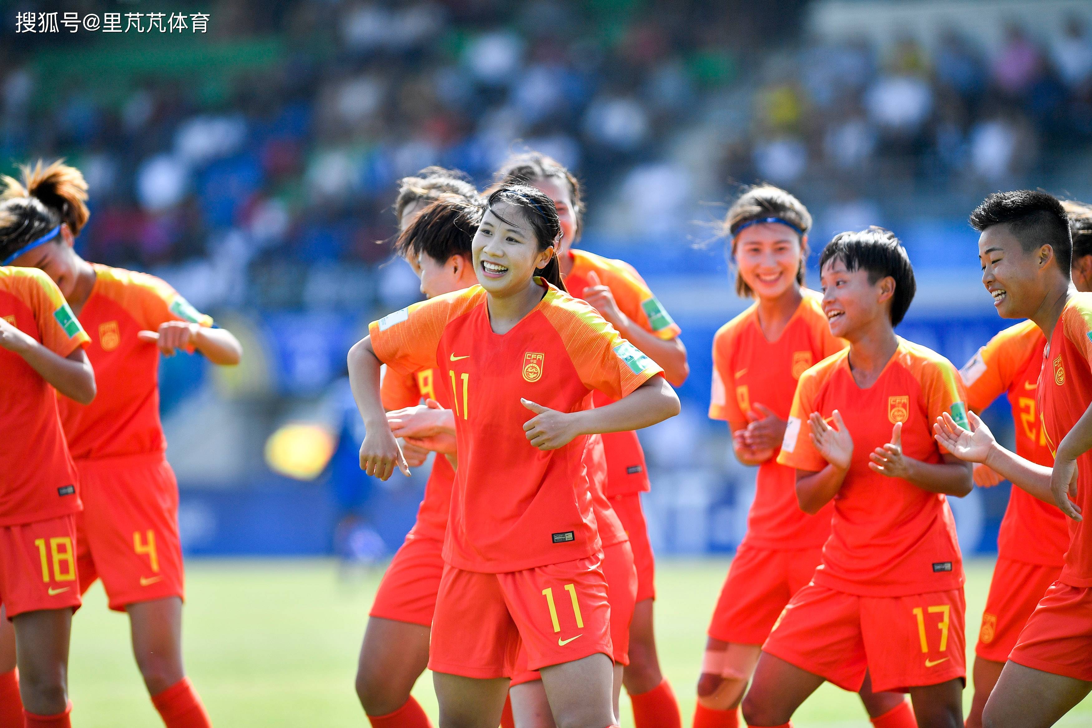 国际女足比赛中，中国队积极参与