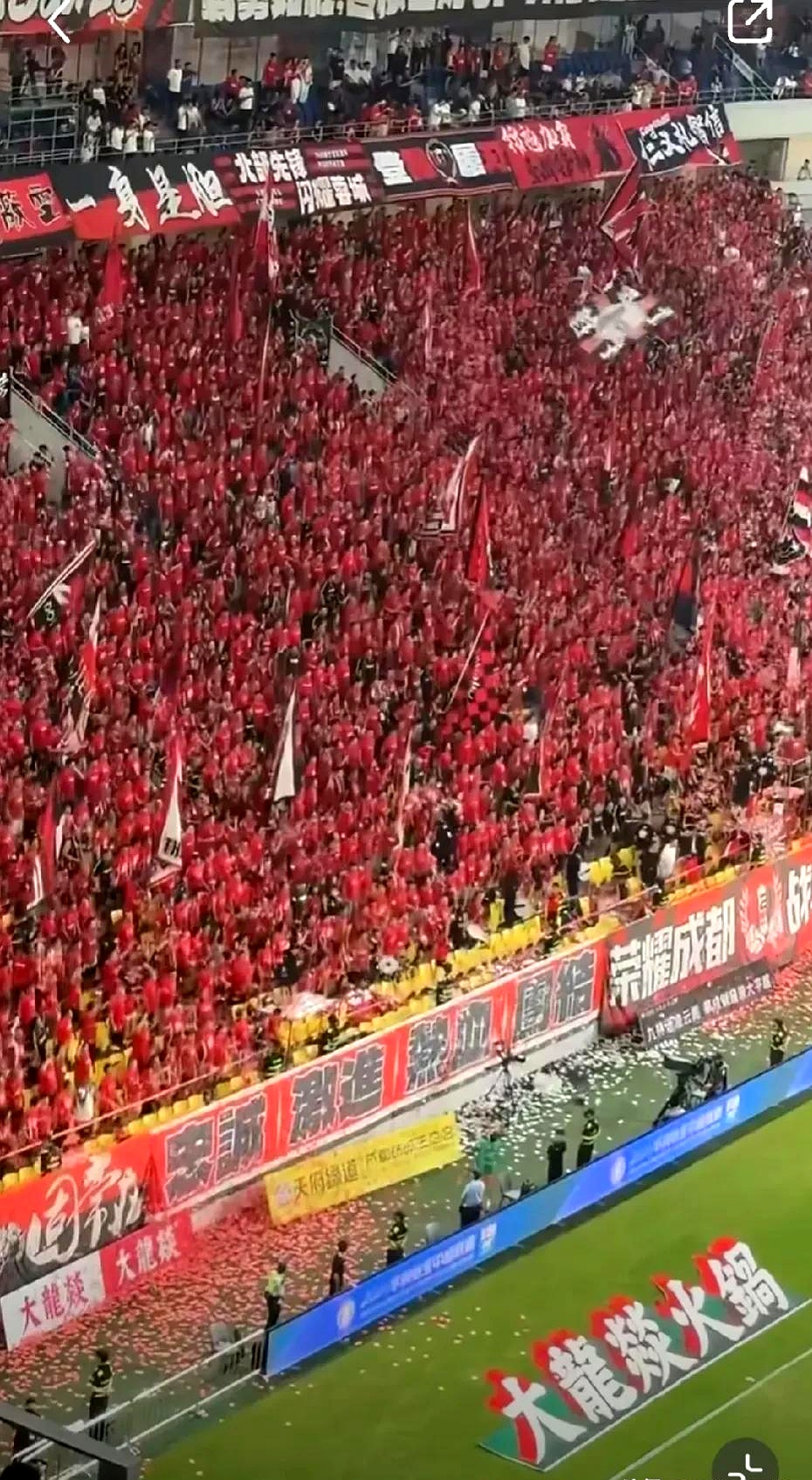 火爆足球比拼场面，球迷热情高涨不退的简单介绍