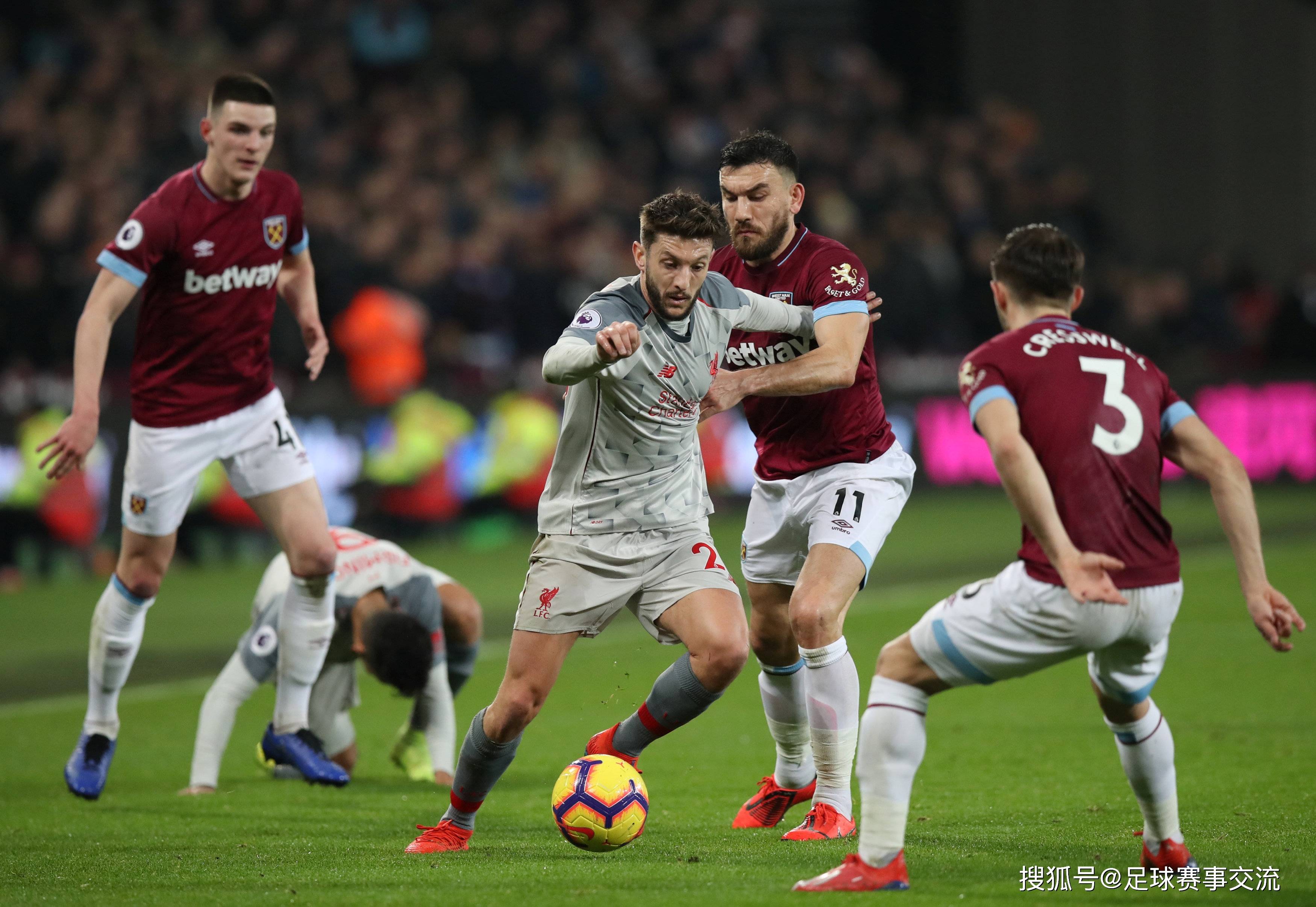 火热足球比赛中球队实力激烈对抗 火热足球比赛中球队实力激烈对抗