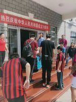 AC米兰球员集体前往儿童福利院看望孩子们 AC米兰球员集体前往儿童福利院看望孩子们