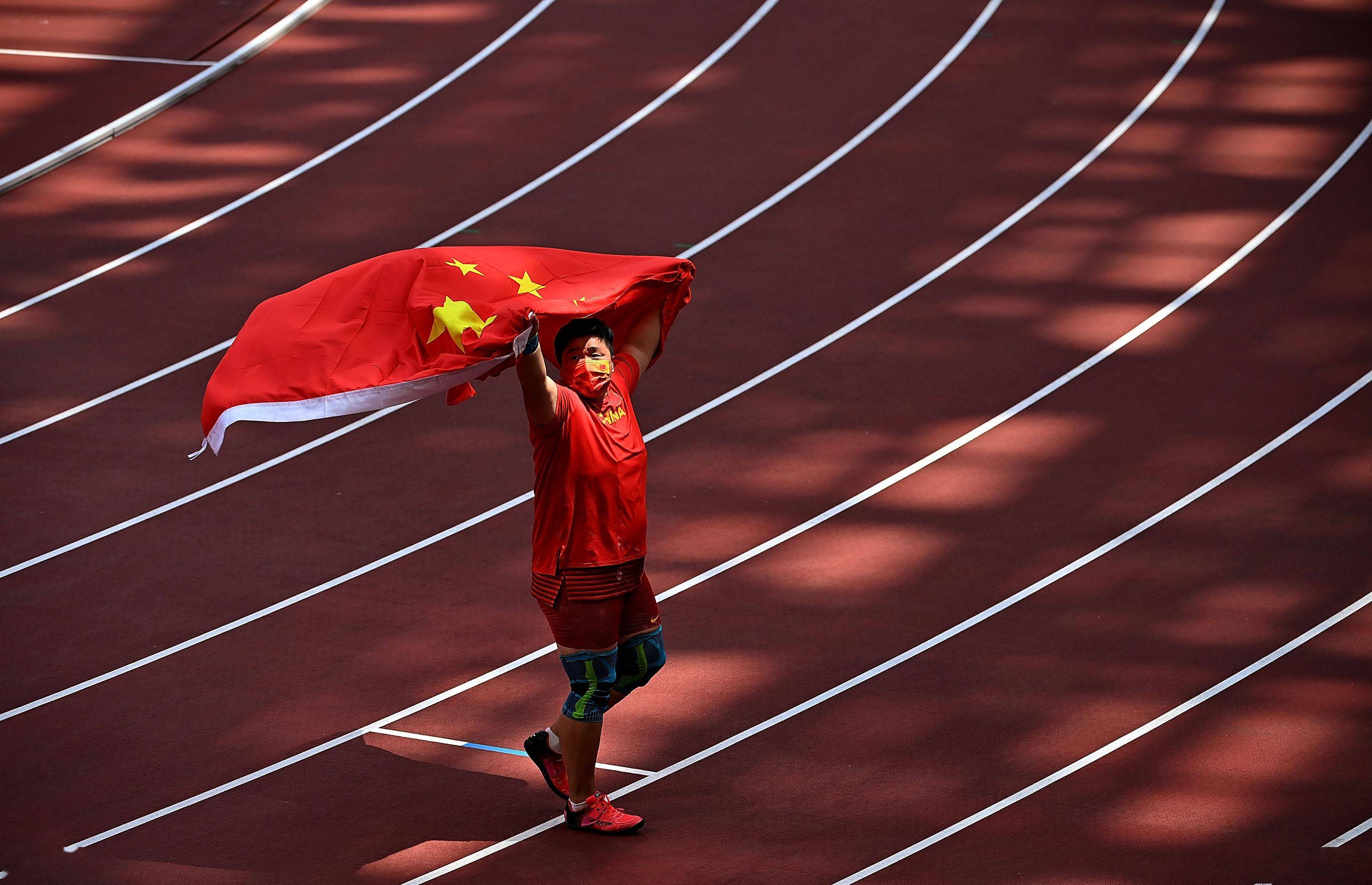 戴着国旗走向领奖台欢庆胜利的简单介绍 戴着国旗走向领奖台欢庆胜利的简单介绍