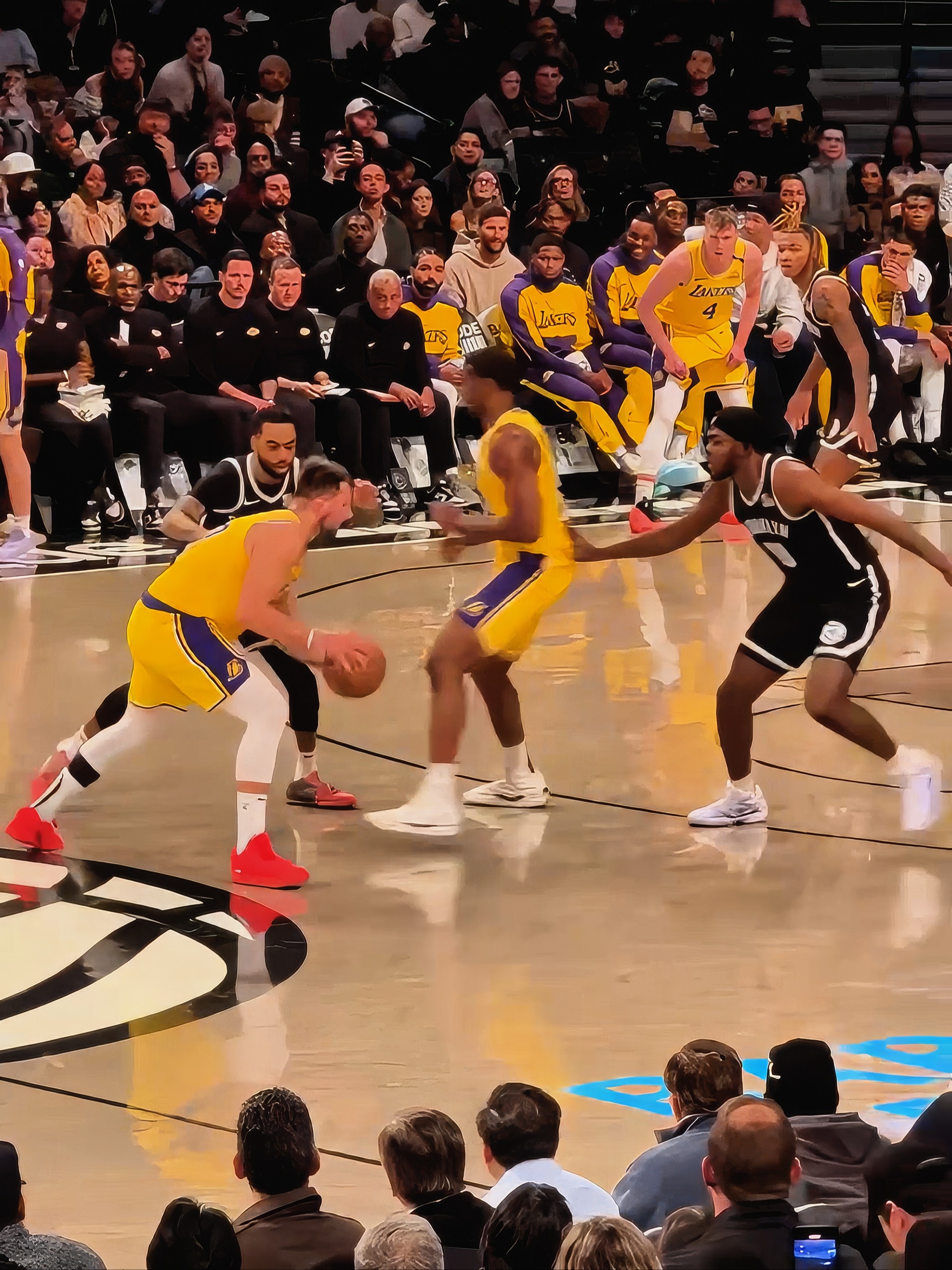 精妙配合!球员默契动作引领全场 精妙配合!球员默契动作引领全场