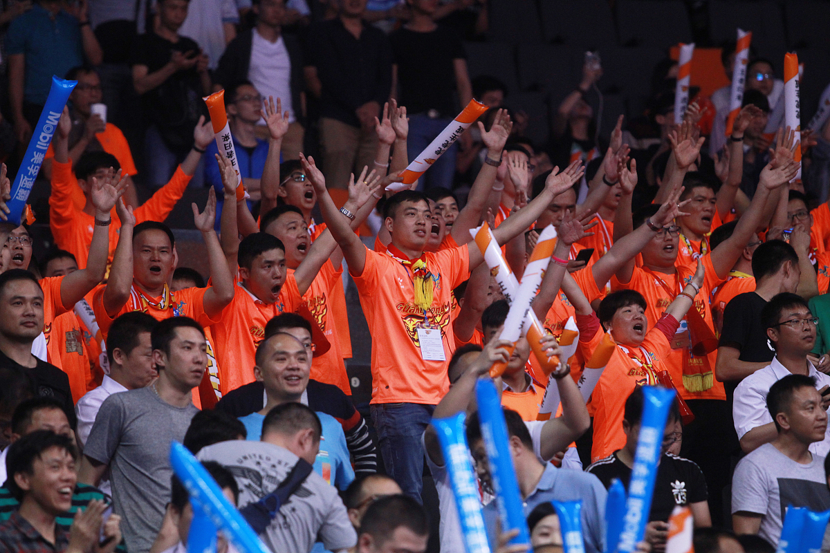 运动员们在足球场上交相辉映，赢得观众喝彩