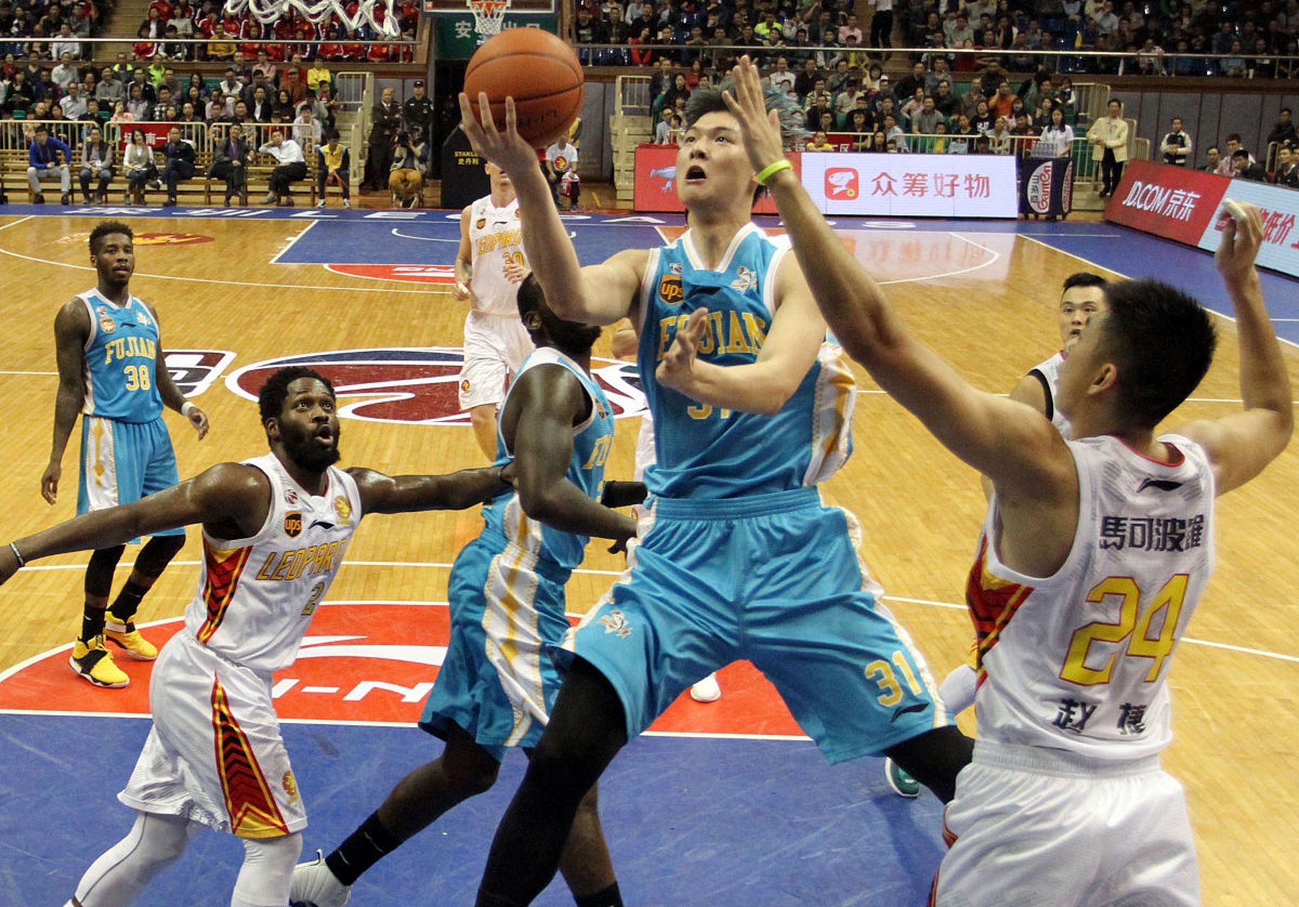 福建男篮奋力抗敌，夺取季后赛资格的简单介绍